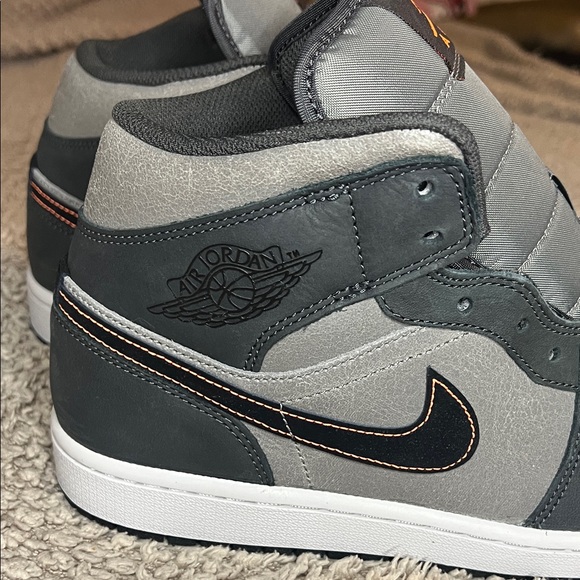 Nike Air Jordan 1 Mid SE Shoes Night Stadium Black - Picture 3 of 14